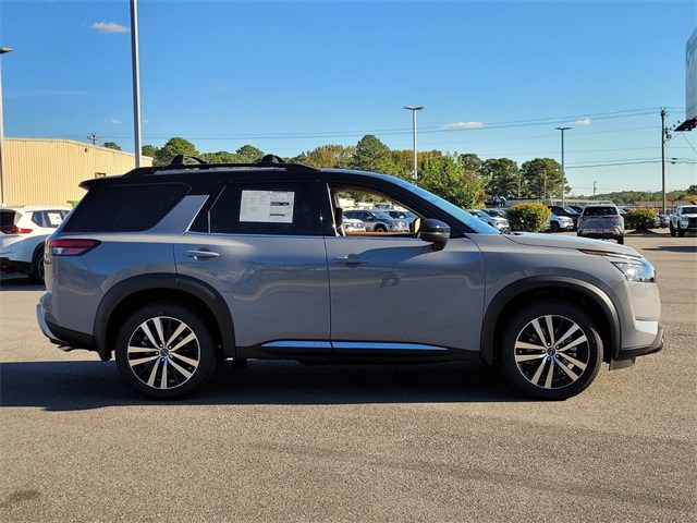 2025 Nissan Pathfinder Platinum photo 2