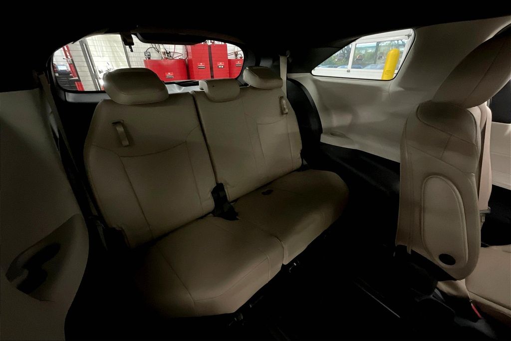 2023 Toyota Sienna XLE photo 26