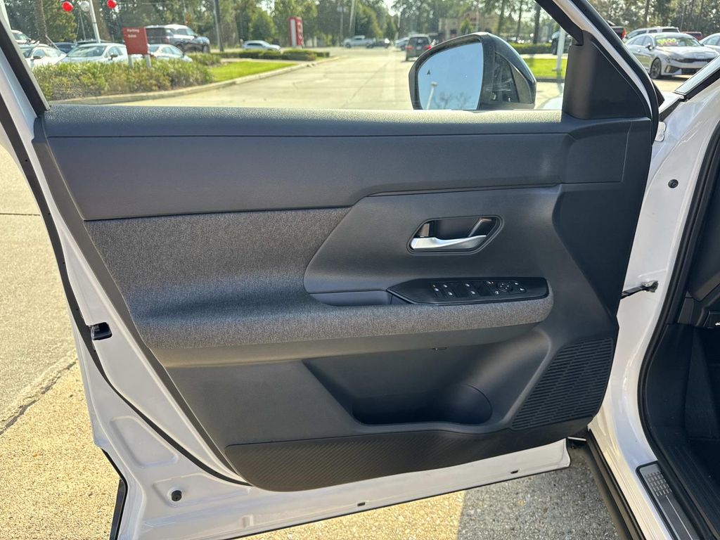 2025 Nissan Kicks SV photo 17
