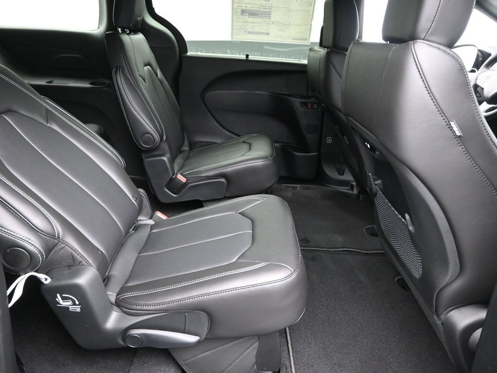 2025 Chrysler Pacifica photo 6