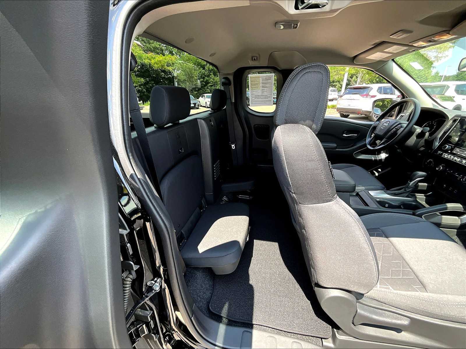2025 Nissan Frontier SV photo 16