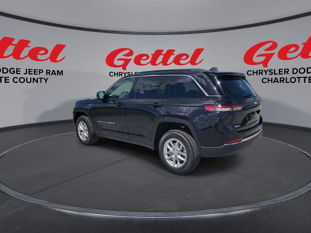 2025 Jeep Grand Cherokee Laredo photo 2