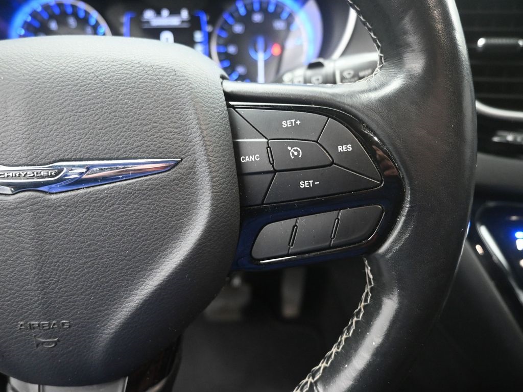 2019 Chrysler Pacifica Touring L photo 3