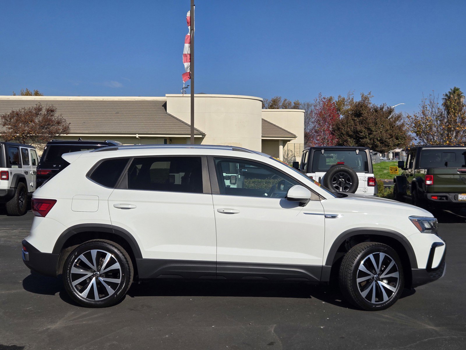 2022 Volkswagen Taos SE photo 3