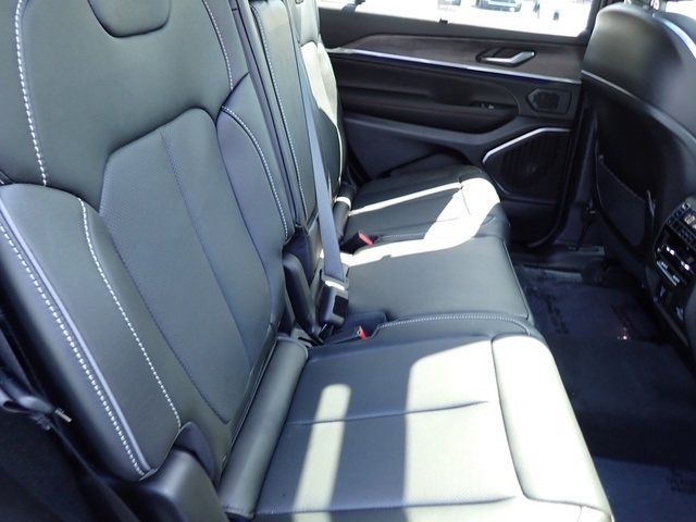 2025 Jeep Grand Cherokee Overland photo 8
