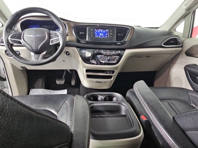 2017 Chrysler Pacifica Touring L photo 13