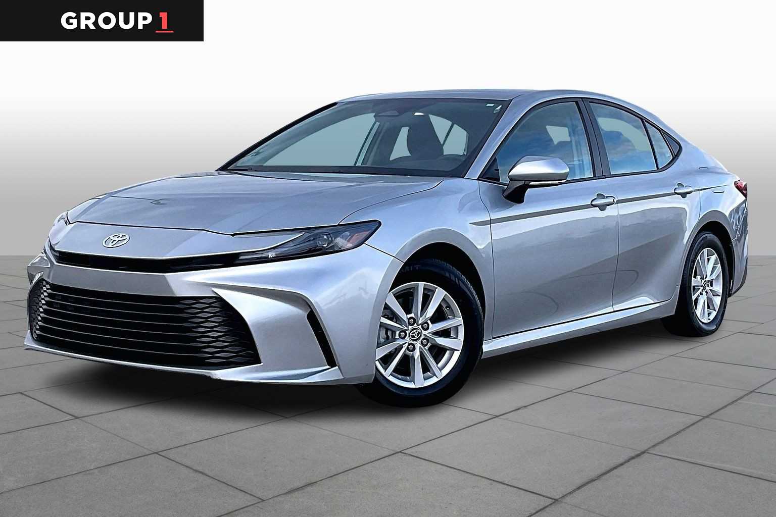 2025 Toyota Camry SE's photo