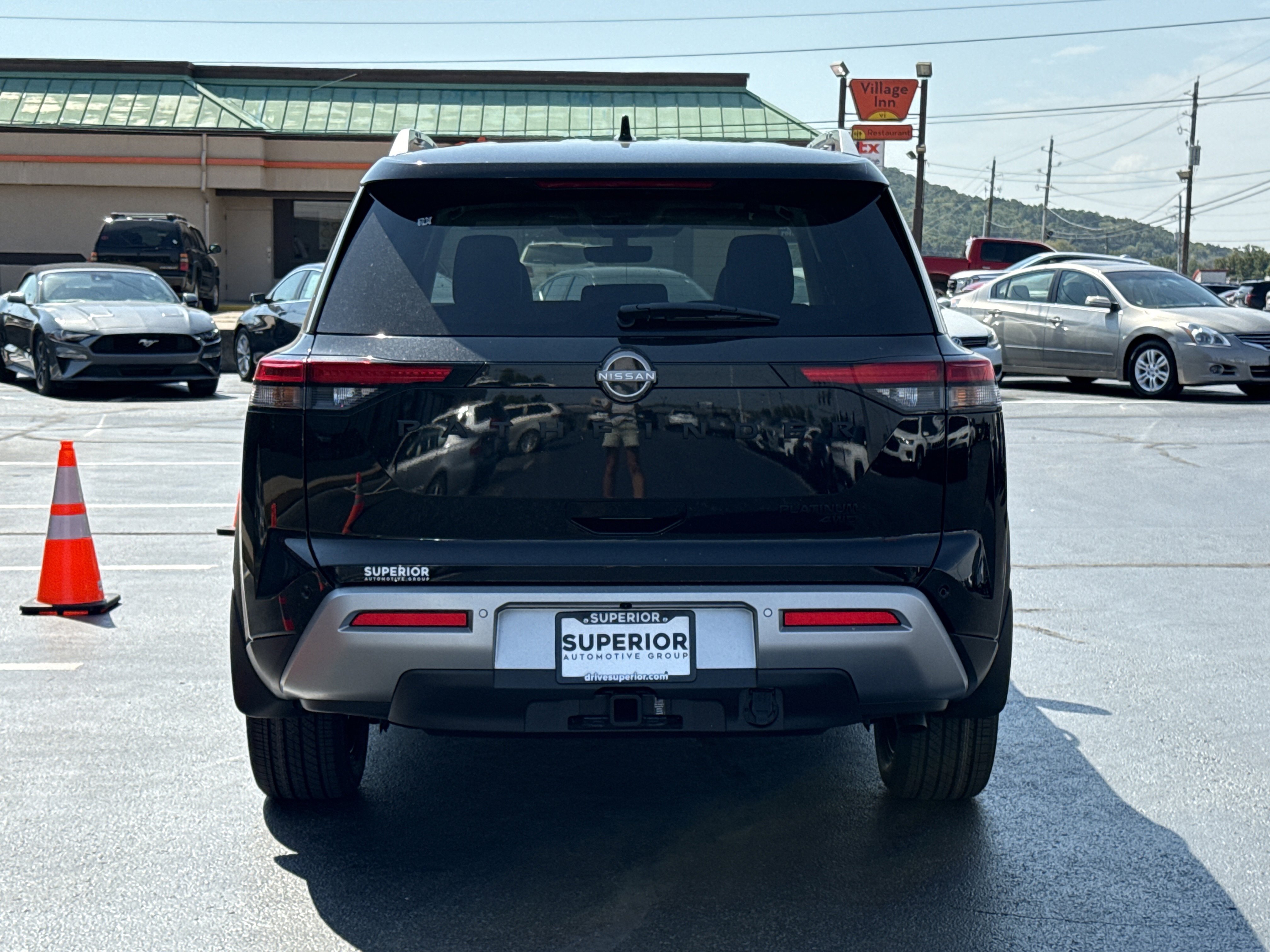 2025 Nissan Pathfinder Platinum photo 2