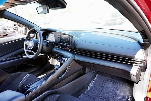 Used 2025 Red Hyundai SEL Sport image 9