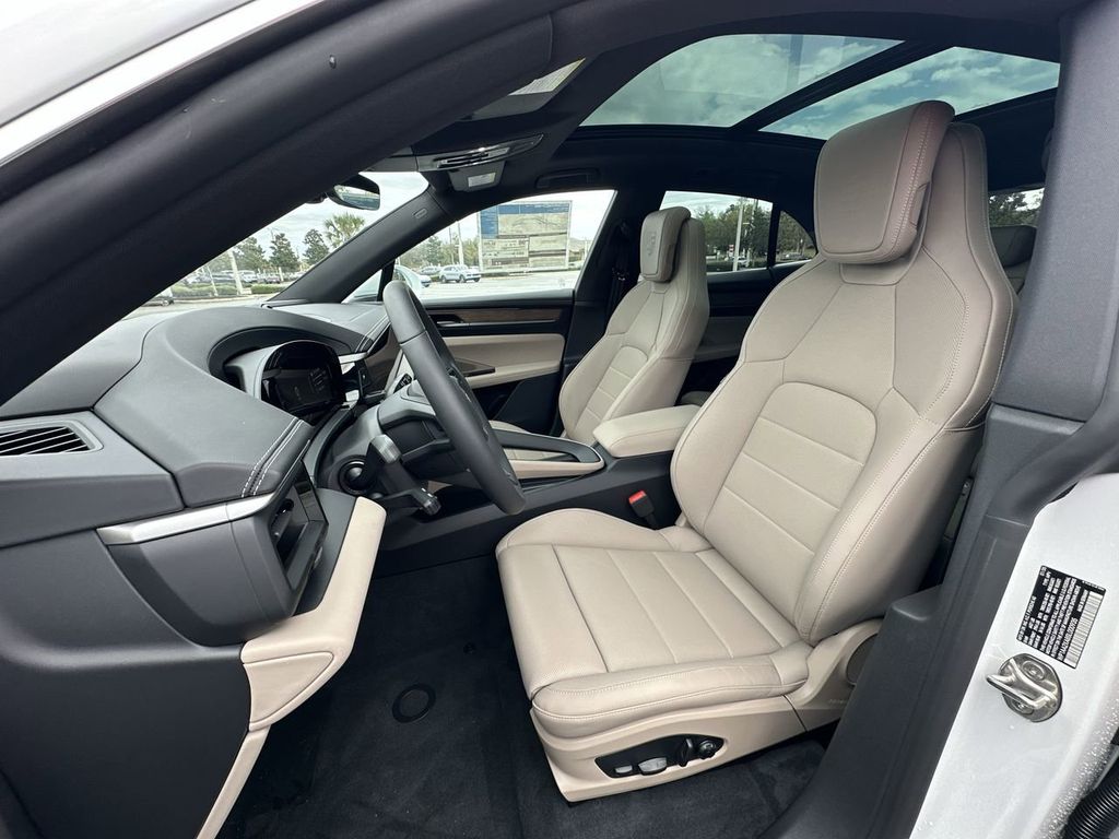 2025 Porsche Macan Electric 4 photo 13