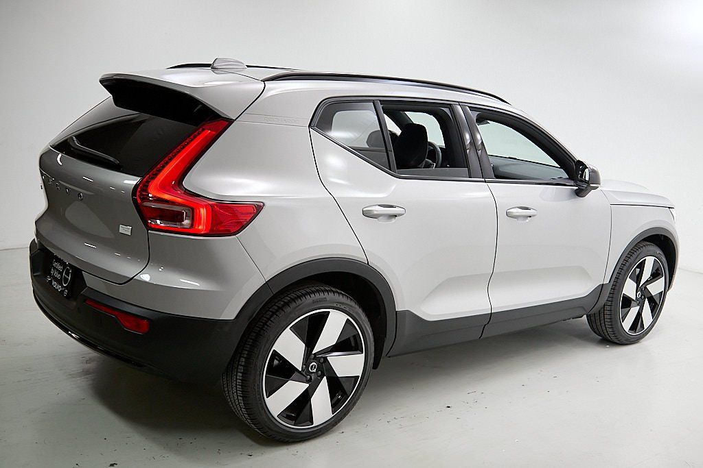 2023 VOLVO XC40 - Image 10