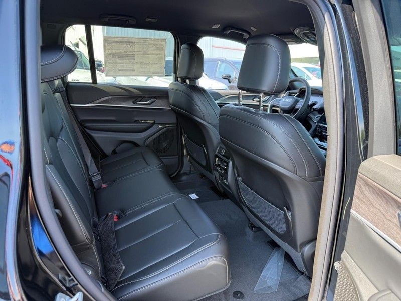 2025 Jeep Grand Cherokee Limited photo 4
