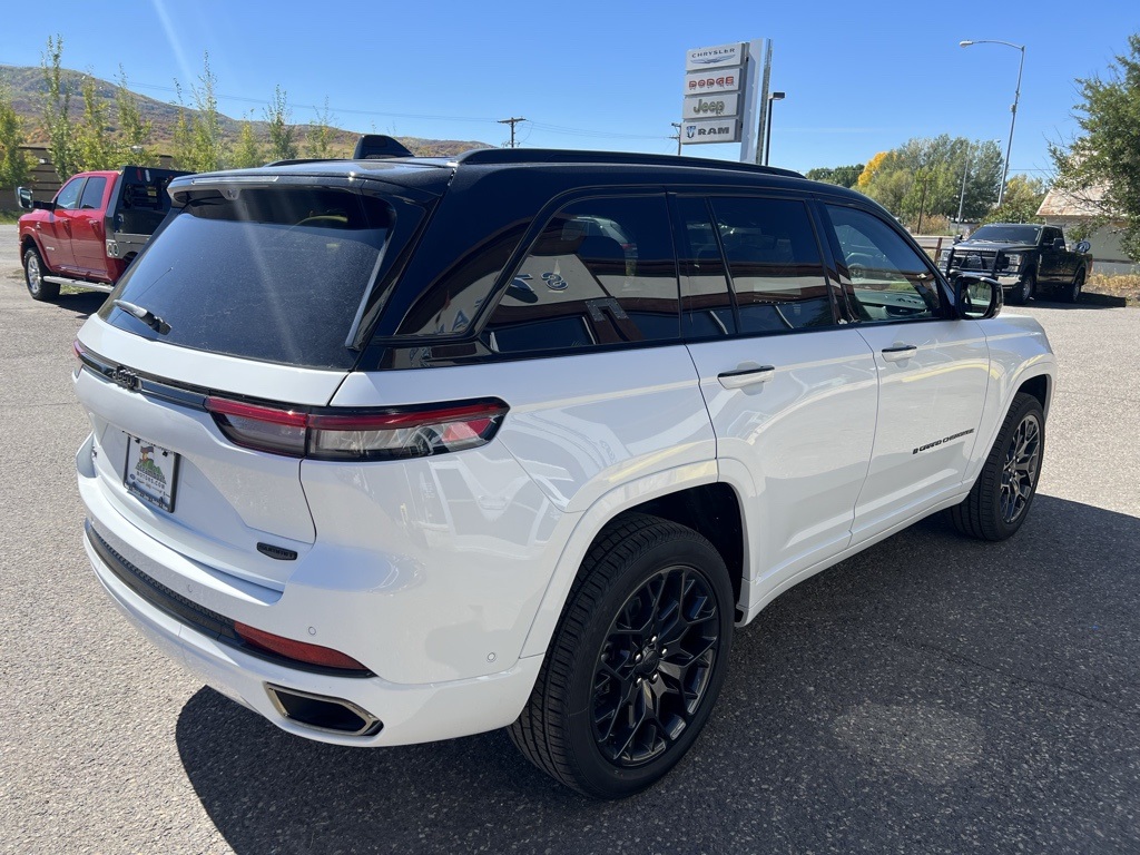 2025 Jeep Grand Cherokee Summit photo 4