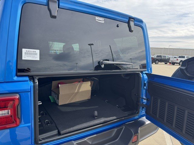 2025 Jeep Wrangler Sahara photo 25
