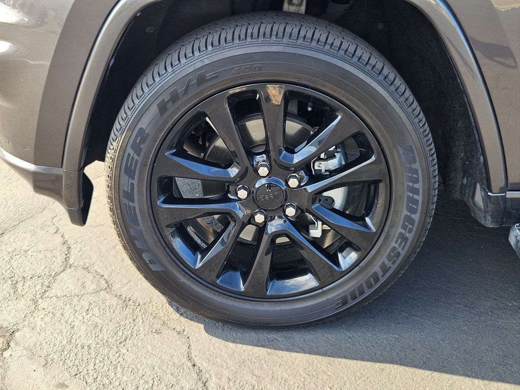 2019 Jeep Grand Cherokee Laredo Altitude photo 33