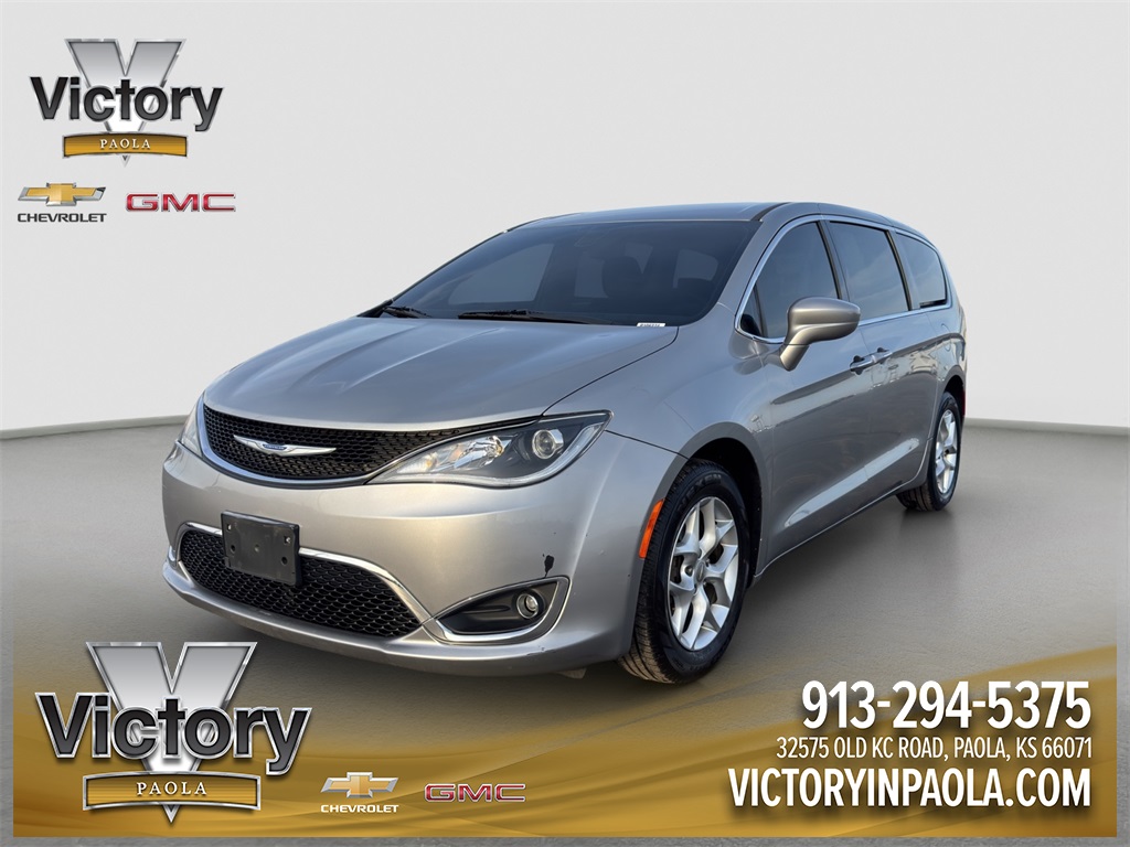 2020 Chrysler Pacifica Touring's photo