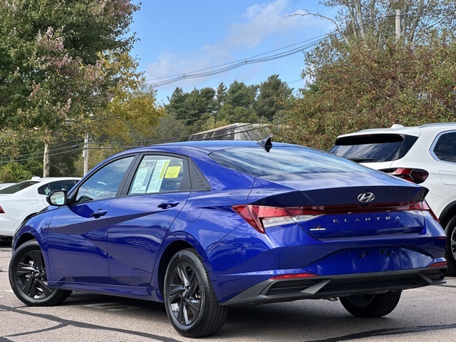 2022 Hyundai Elantra SEL Convenience photo 2