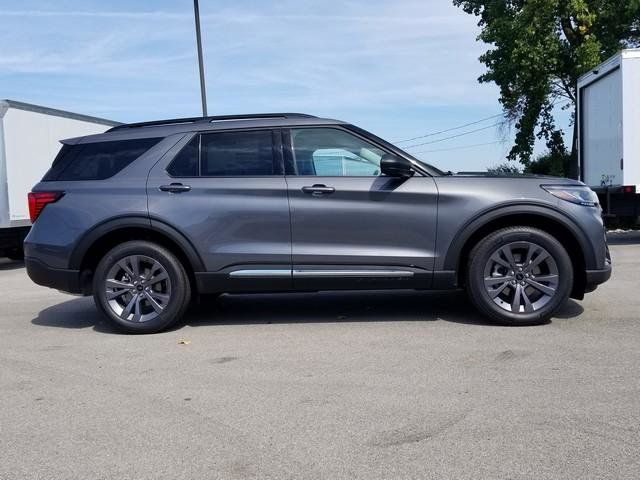 2025 Ford Explorer photo 2