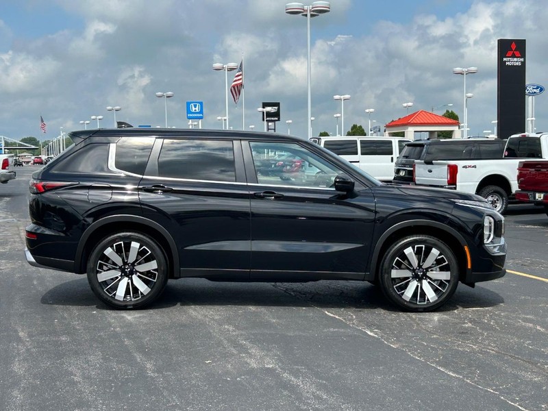 2025 Mitsubishi Outlander SE S-AWC photo 2