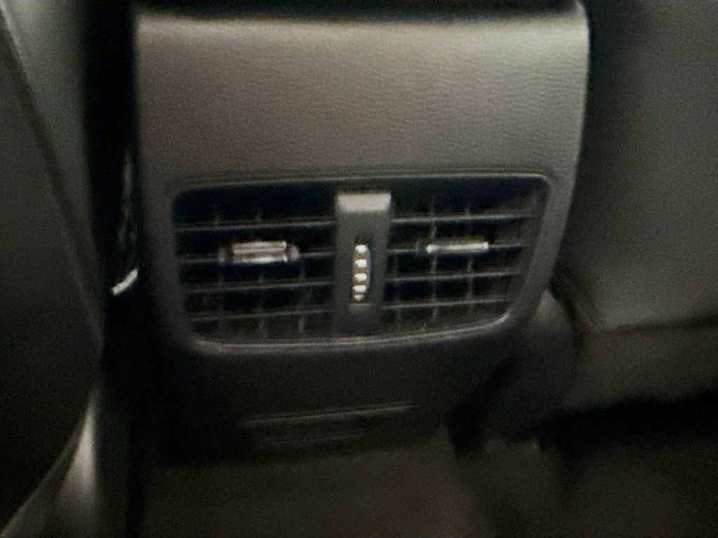 2023 Toyota Corolla Cross XLE photo 24