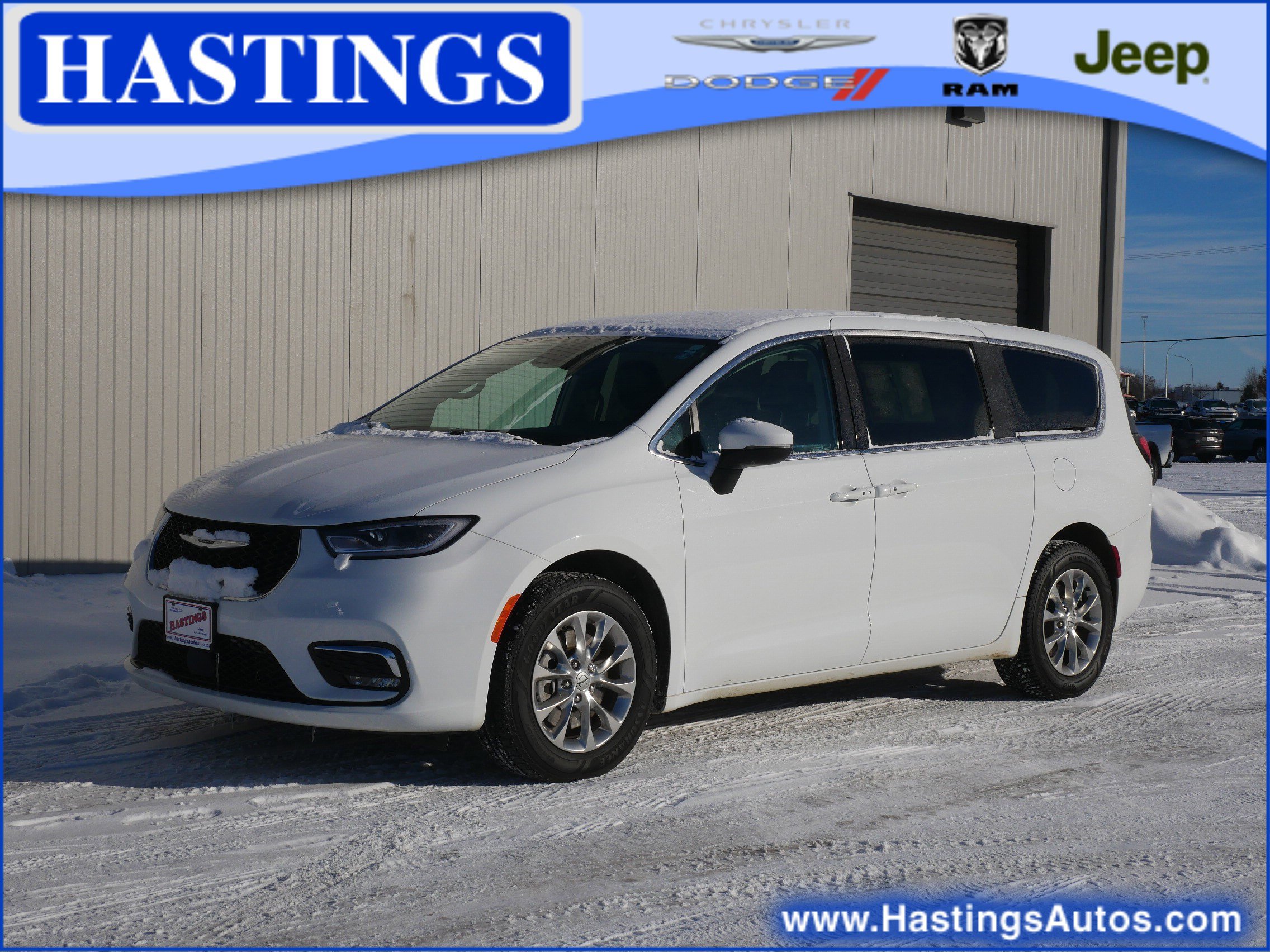 2023 Chrysler Pacifica Touring L's photo