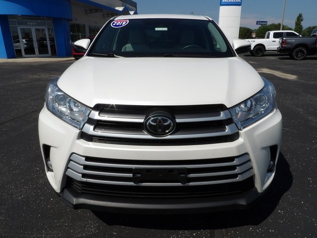 2019 Toyota Highlander LE photo 2