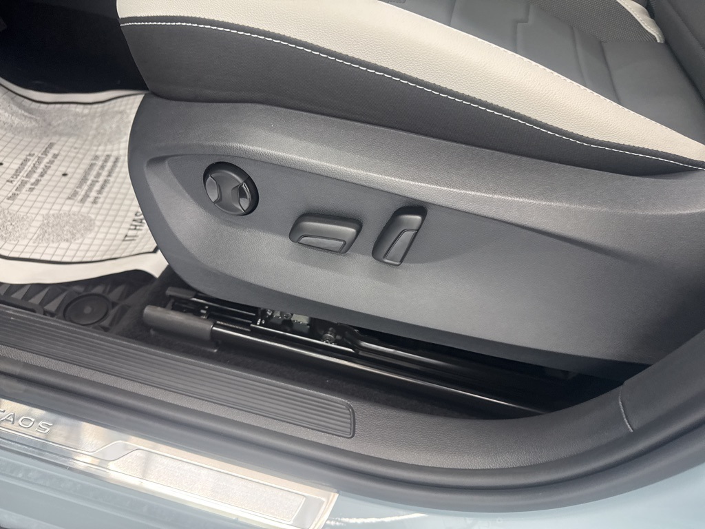 2025 Volkswagen Taos SE photo 9