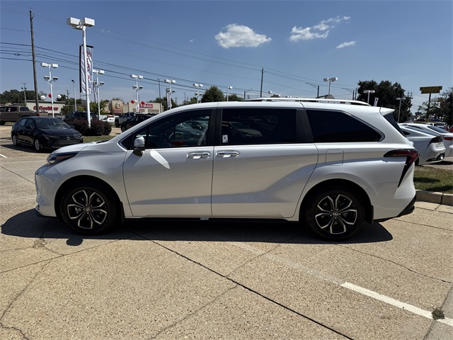 2025 Toyota Sienna Platinum photo 6