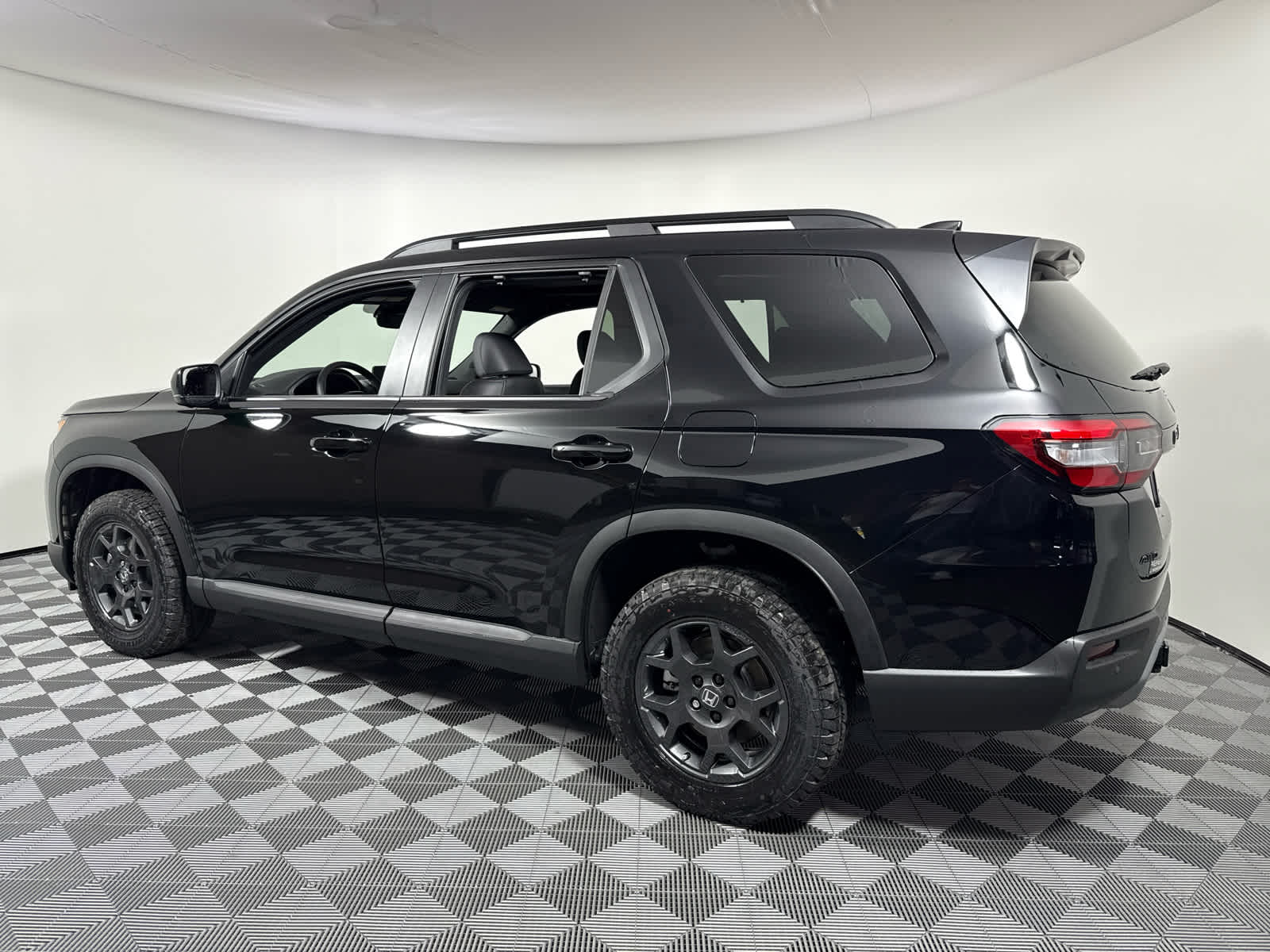 2025 Honda Pilot TrailSport photo 5