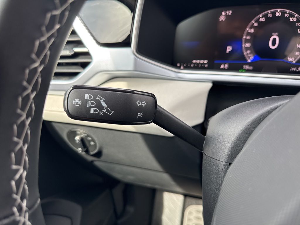 2025 Volkswagen Taos SE photo 30