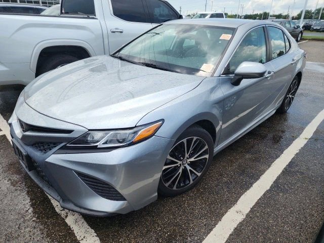 2019 Toyota Camry SE photo 3