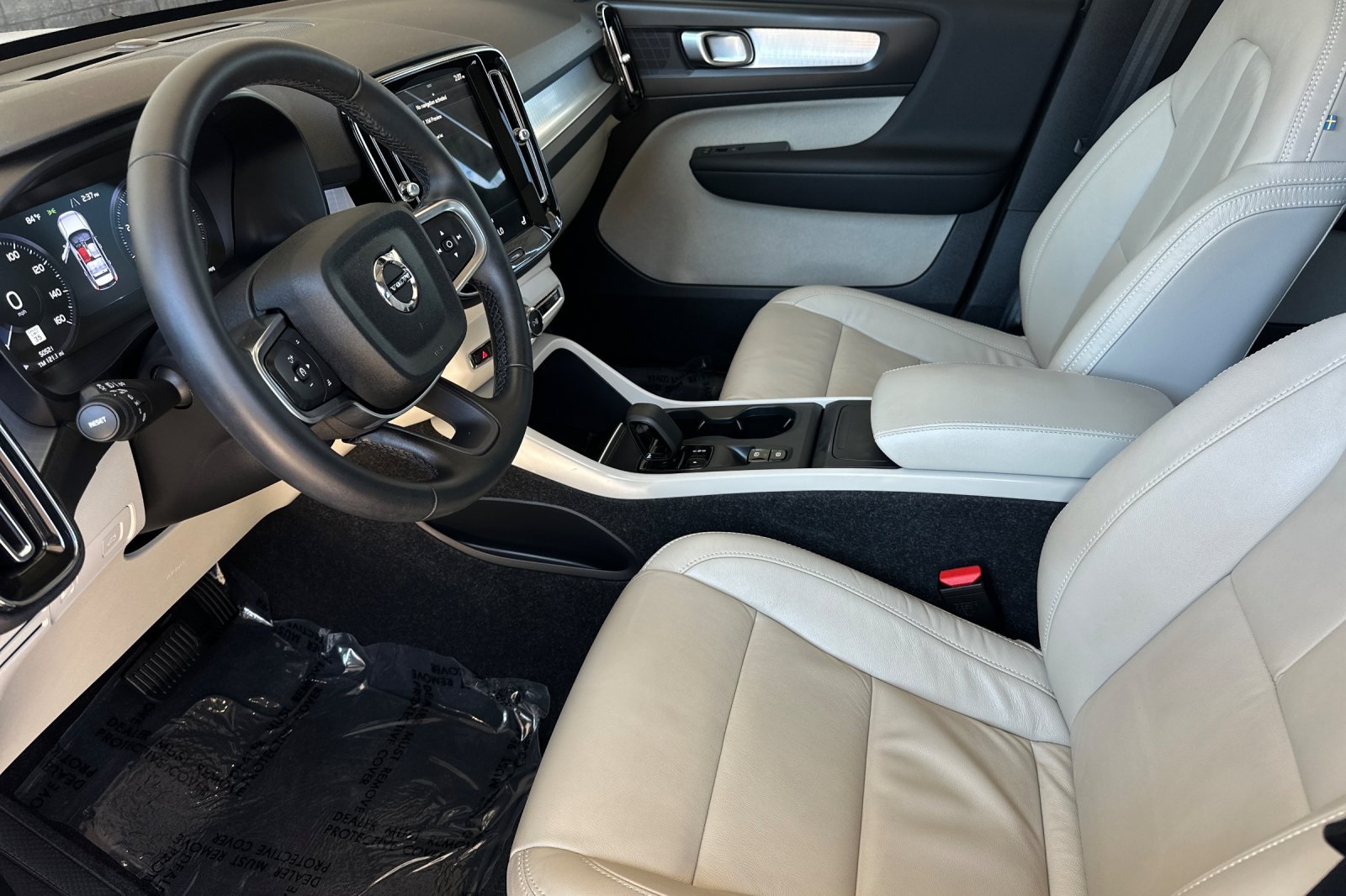 2022 Volvo XC40 Momentum photo 6