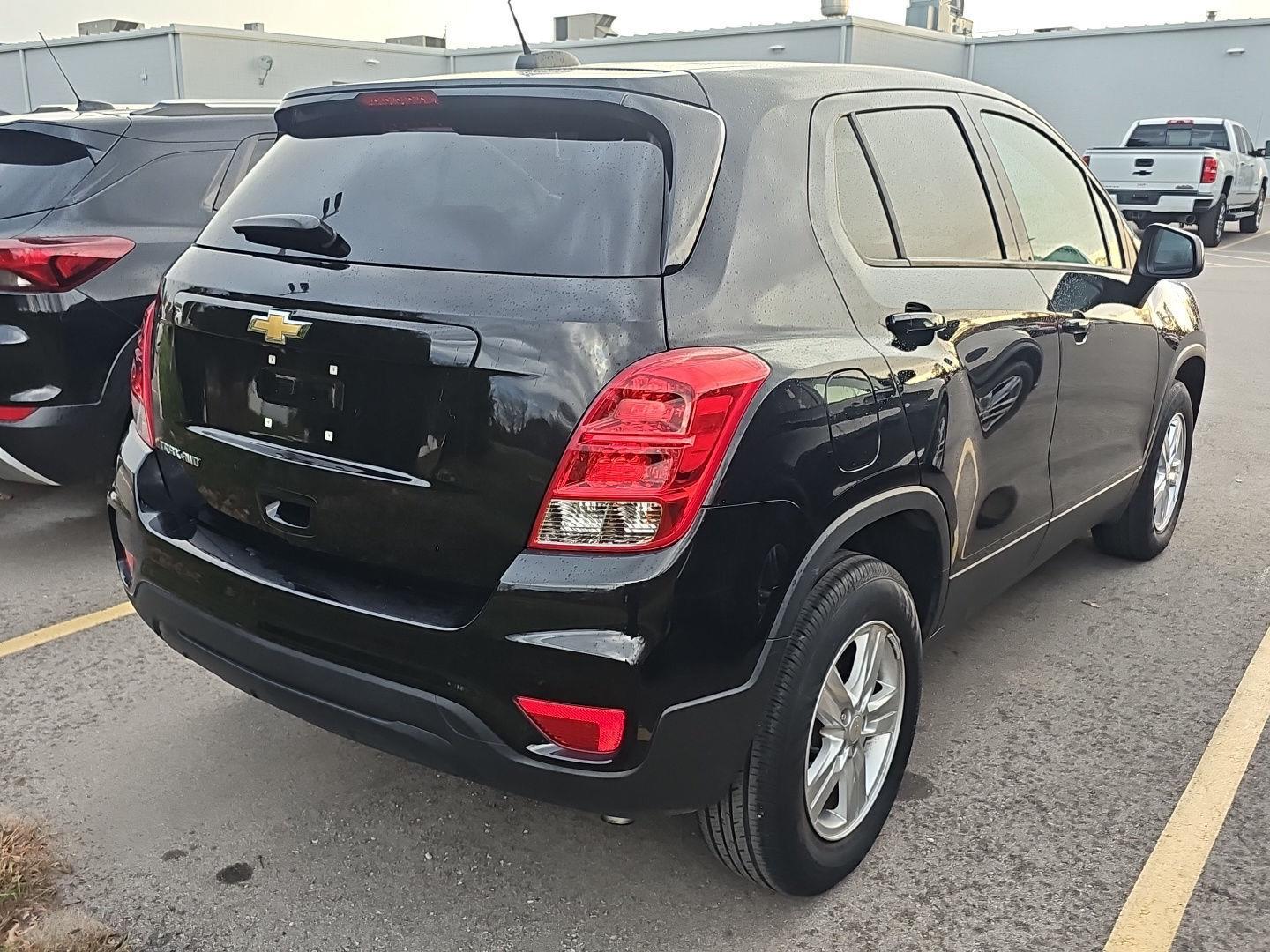 2022 Chevrolet Trax LS photo 3