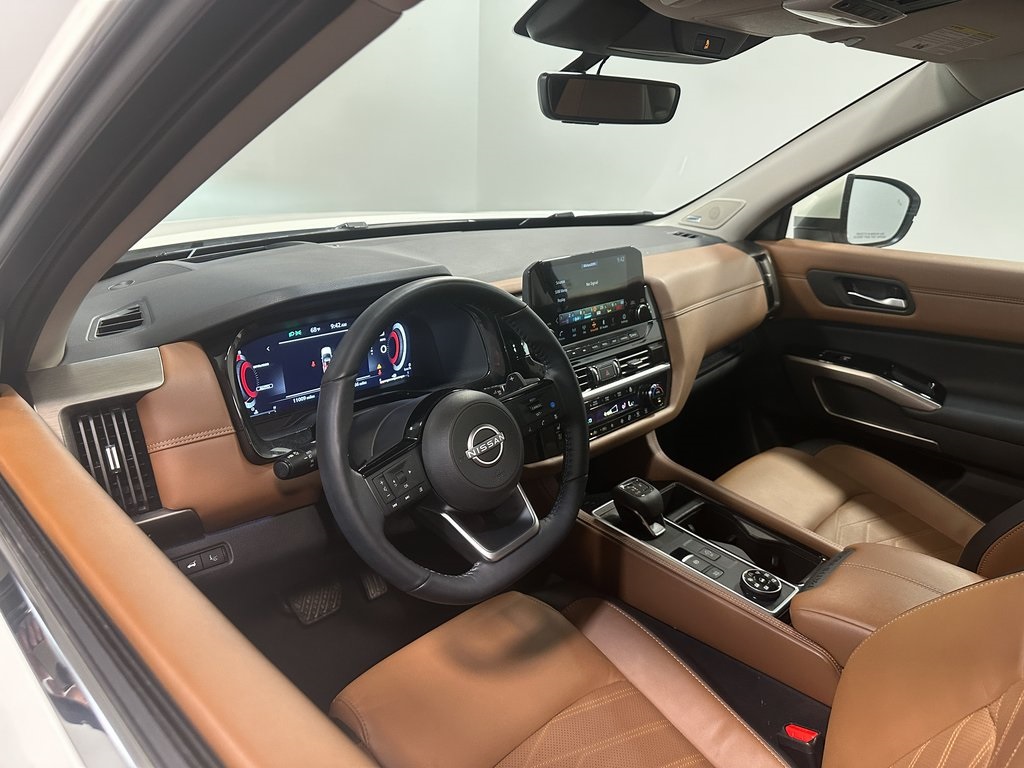 2024 Nissan Pathfinder Platinum photo 2