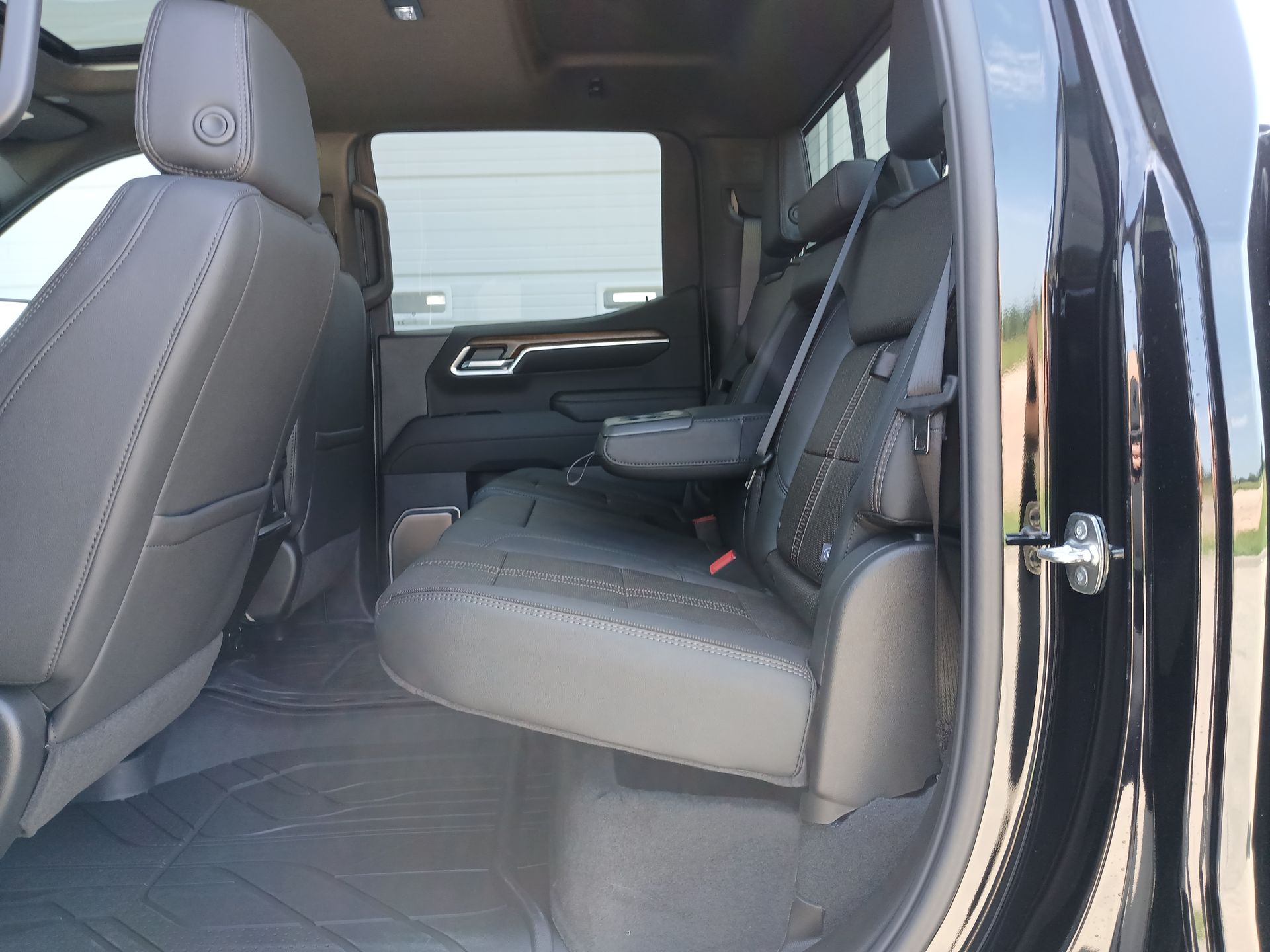 2025 Chevrolet Silverado High Country photo 24