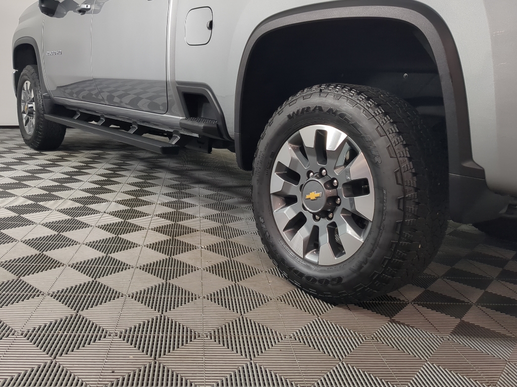 2025 Chevrolet Silverado 2500HD LT photo 2