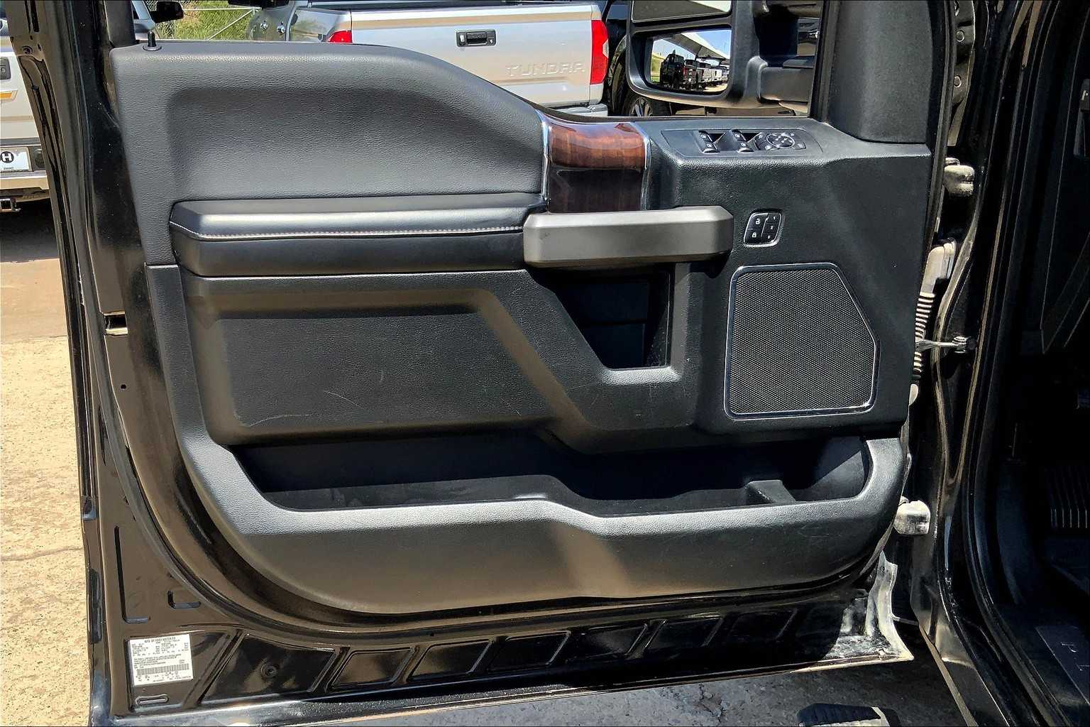 2015 Ford F-150 Platinum photo 19
