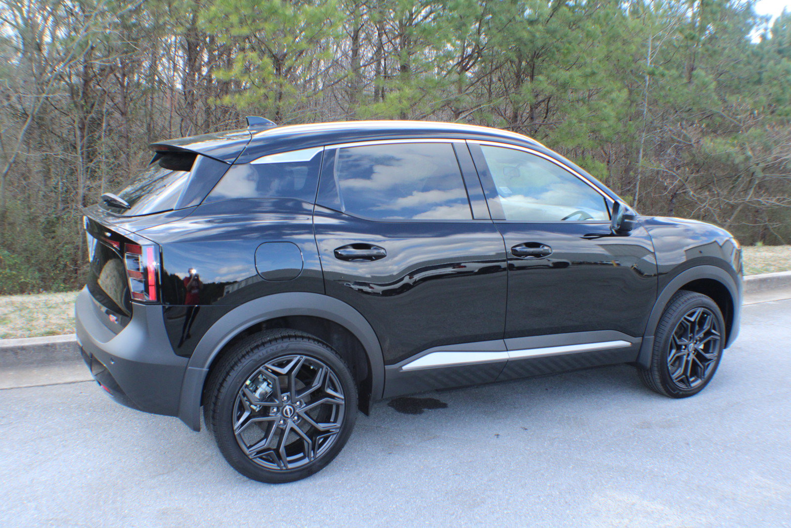 2025 Nissan Kicks SR photo 2
