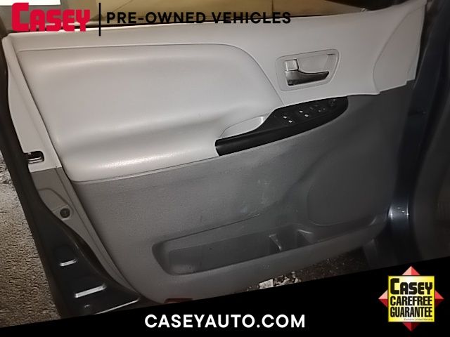 2016 Toyota Sienna LE's photo