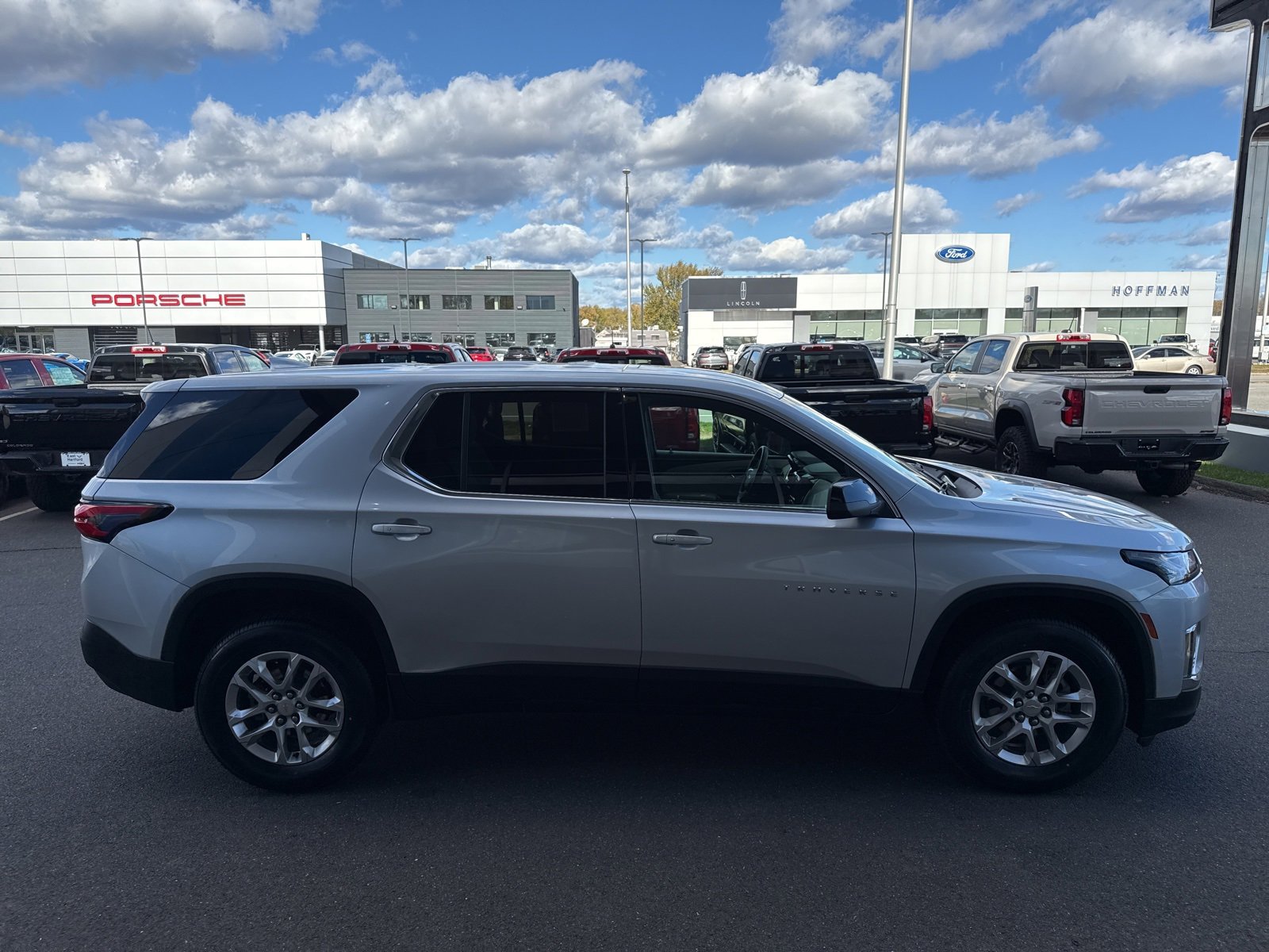 2022 Chevrolet Traverse LS photo 2