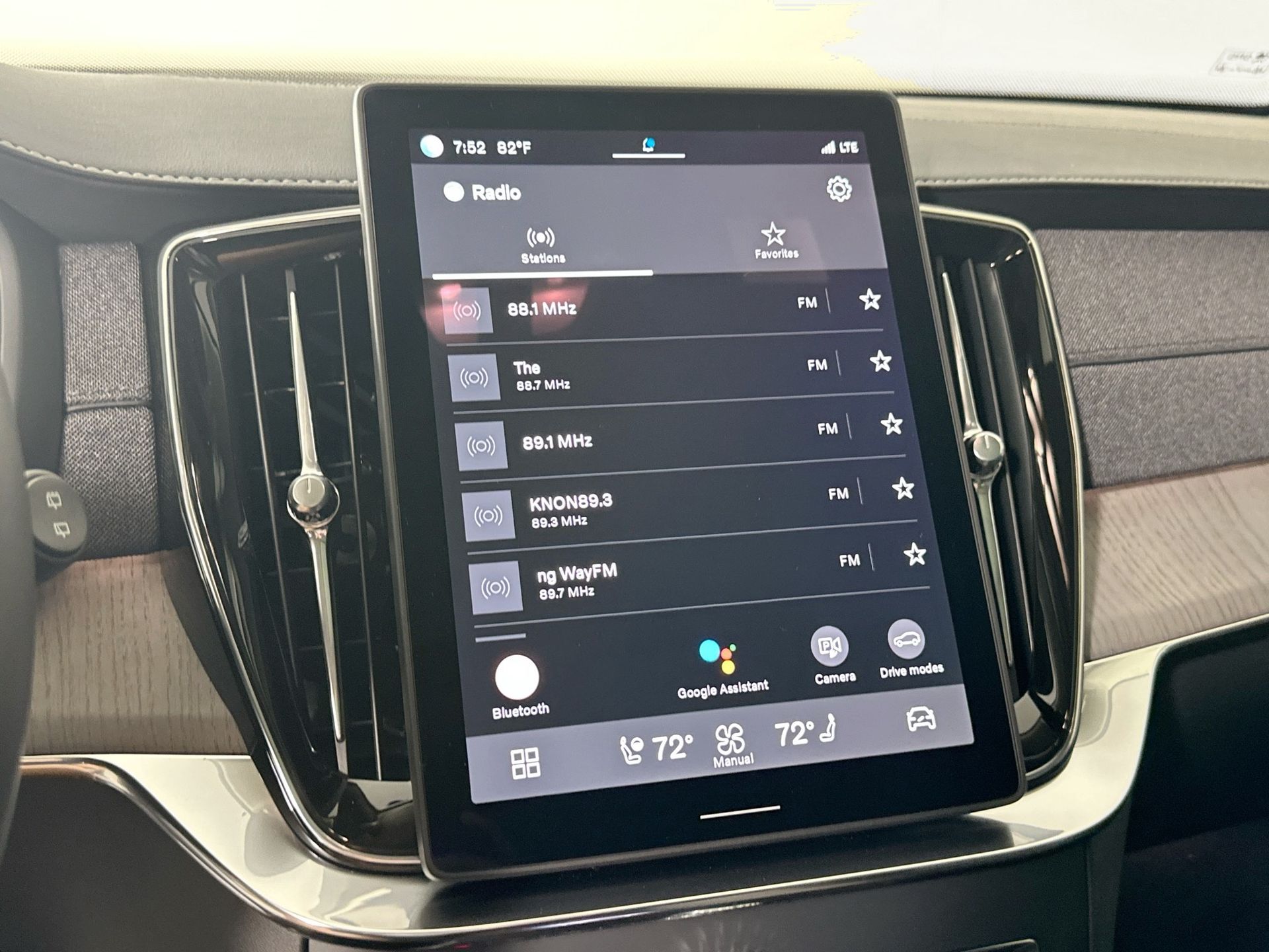 2025 Volvo XC90 T8 photo 9