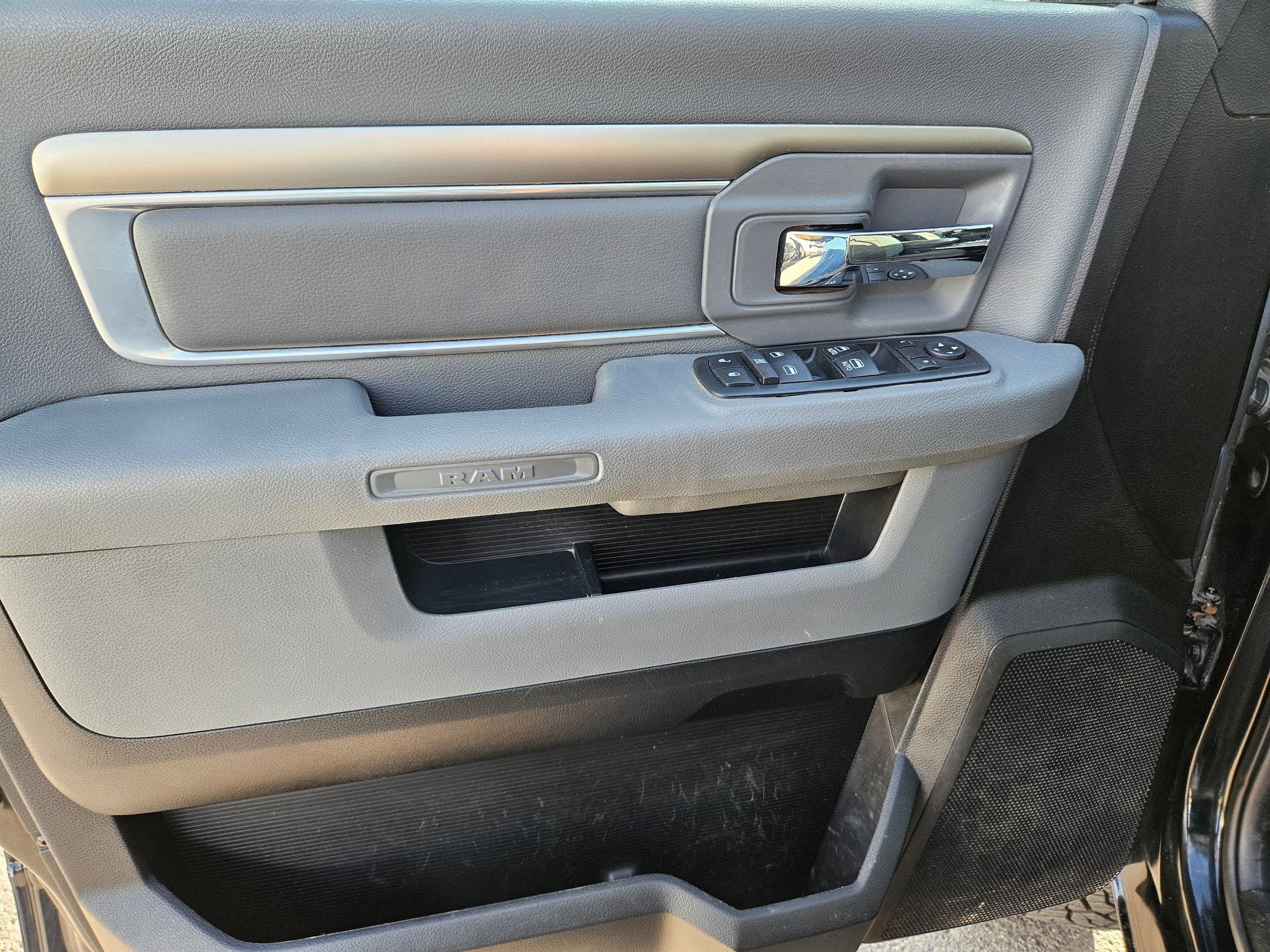 2013 Ram 1500 SLT photo 12