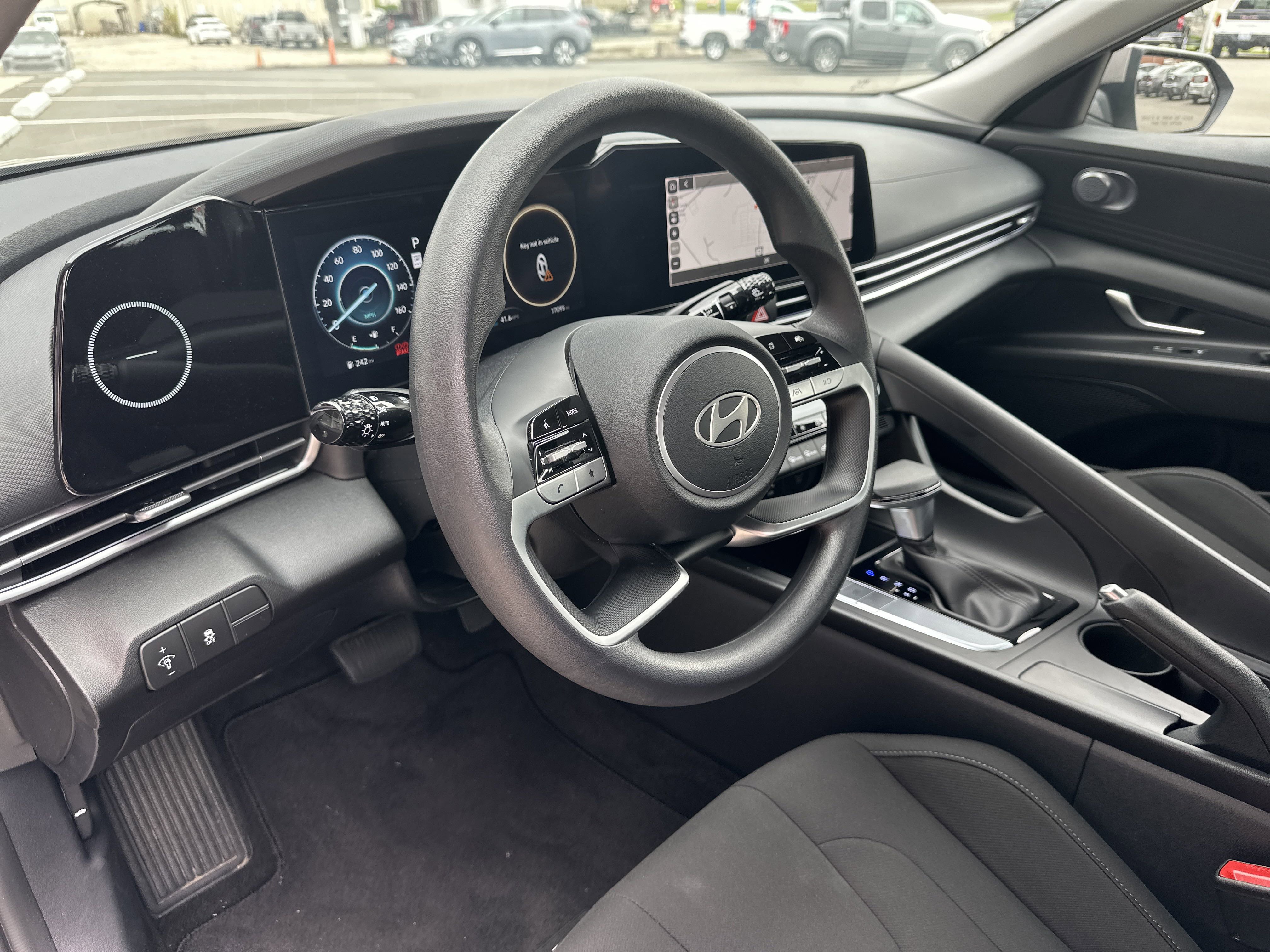 2024 Hyundai Elantra SEL photo 3