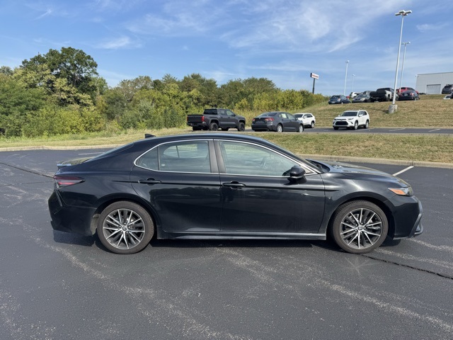2022 Toyota Camry SE photo 2
