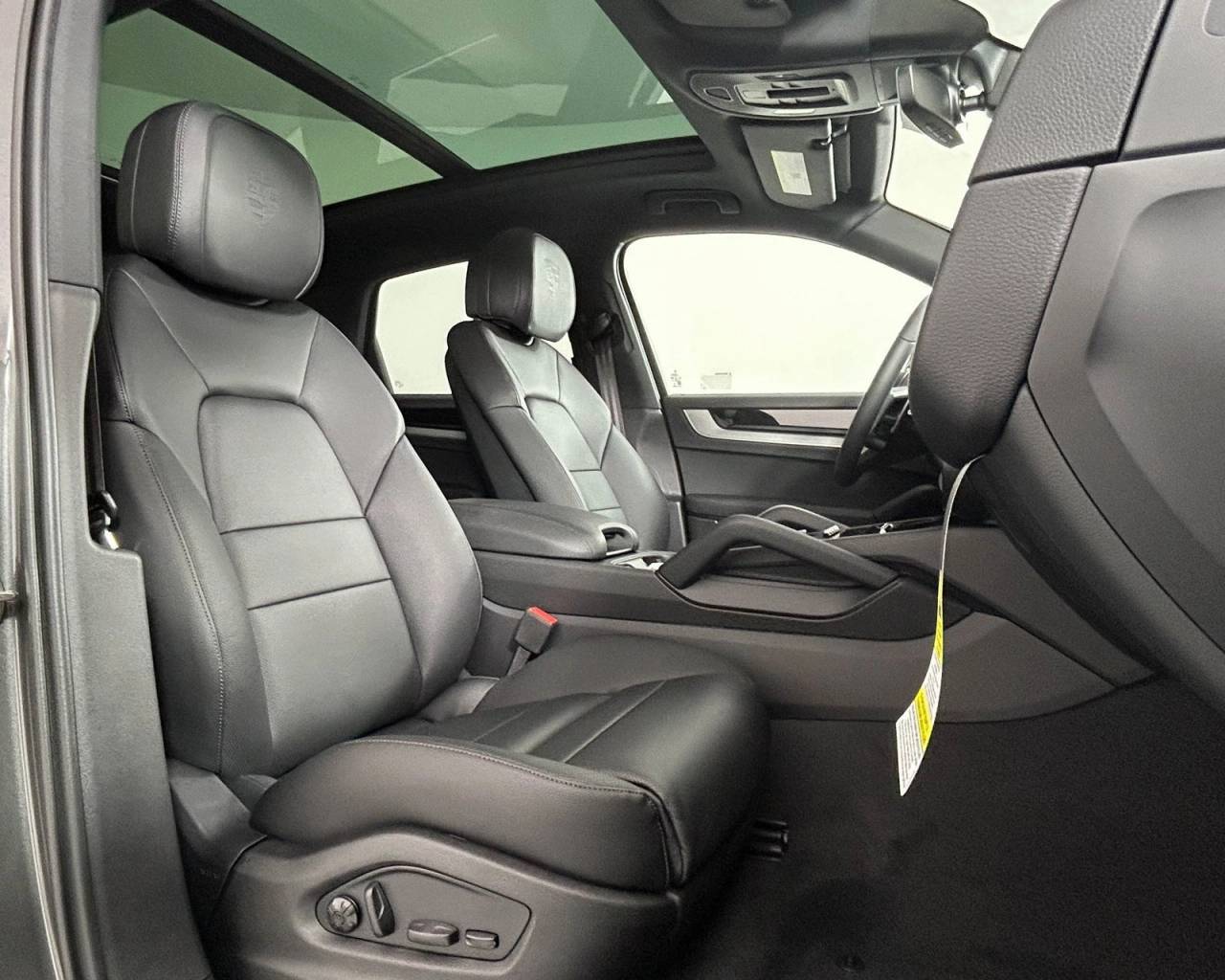 2025 Porsche Cayenne photo 20