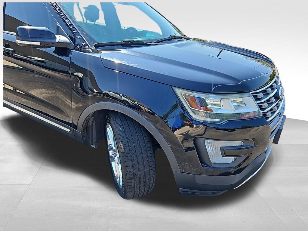 2016 Ford Explorer XLT photo 4