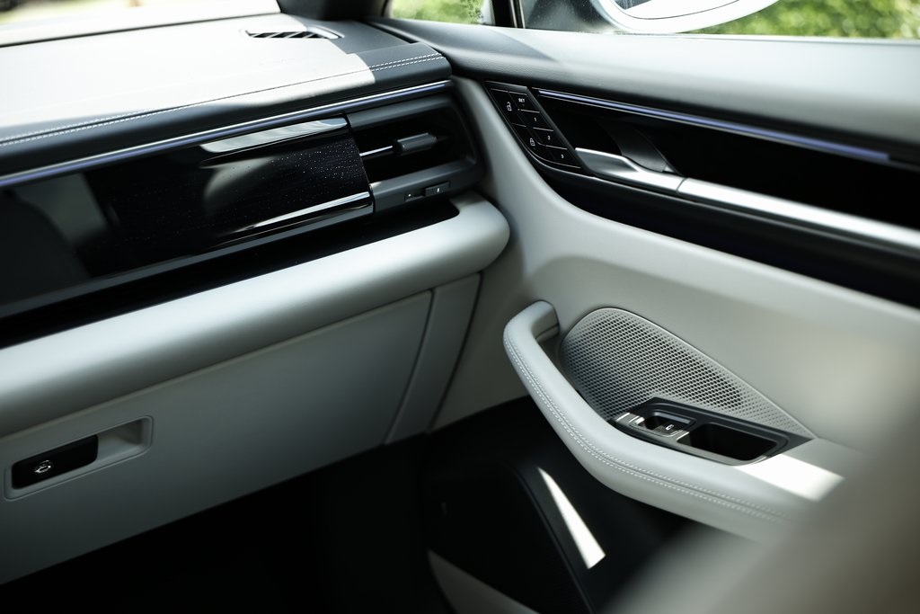 2025 Porsche Macan 4 Electric photo 30