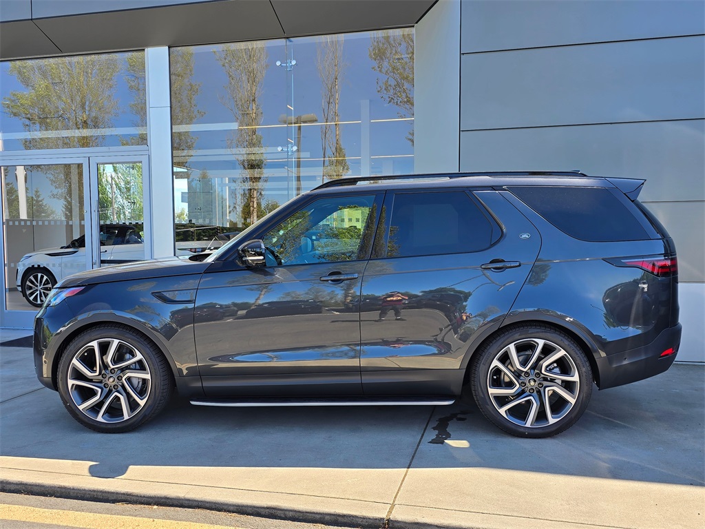 2025 Land Rover Discovery S photo 4