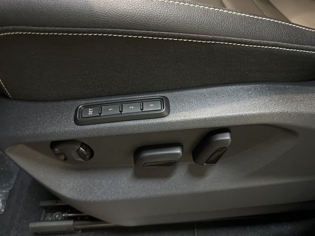 2025 Volkswagen Atlas SEL photo 12