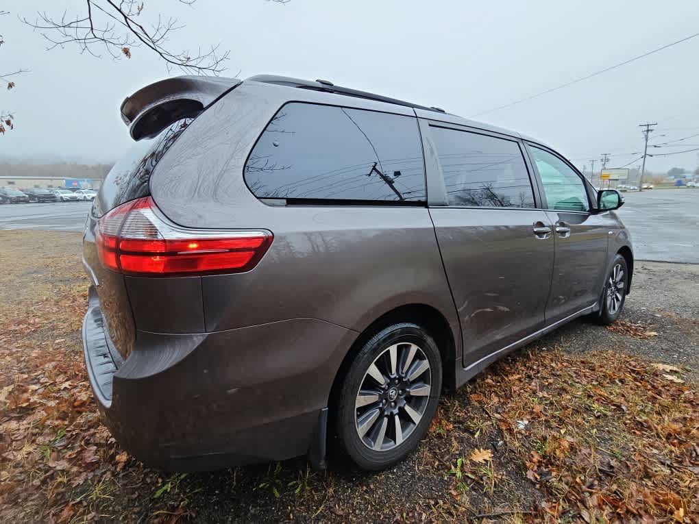 2019 Toyota Sienna Limited XLE Premium photo 4